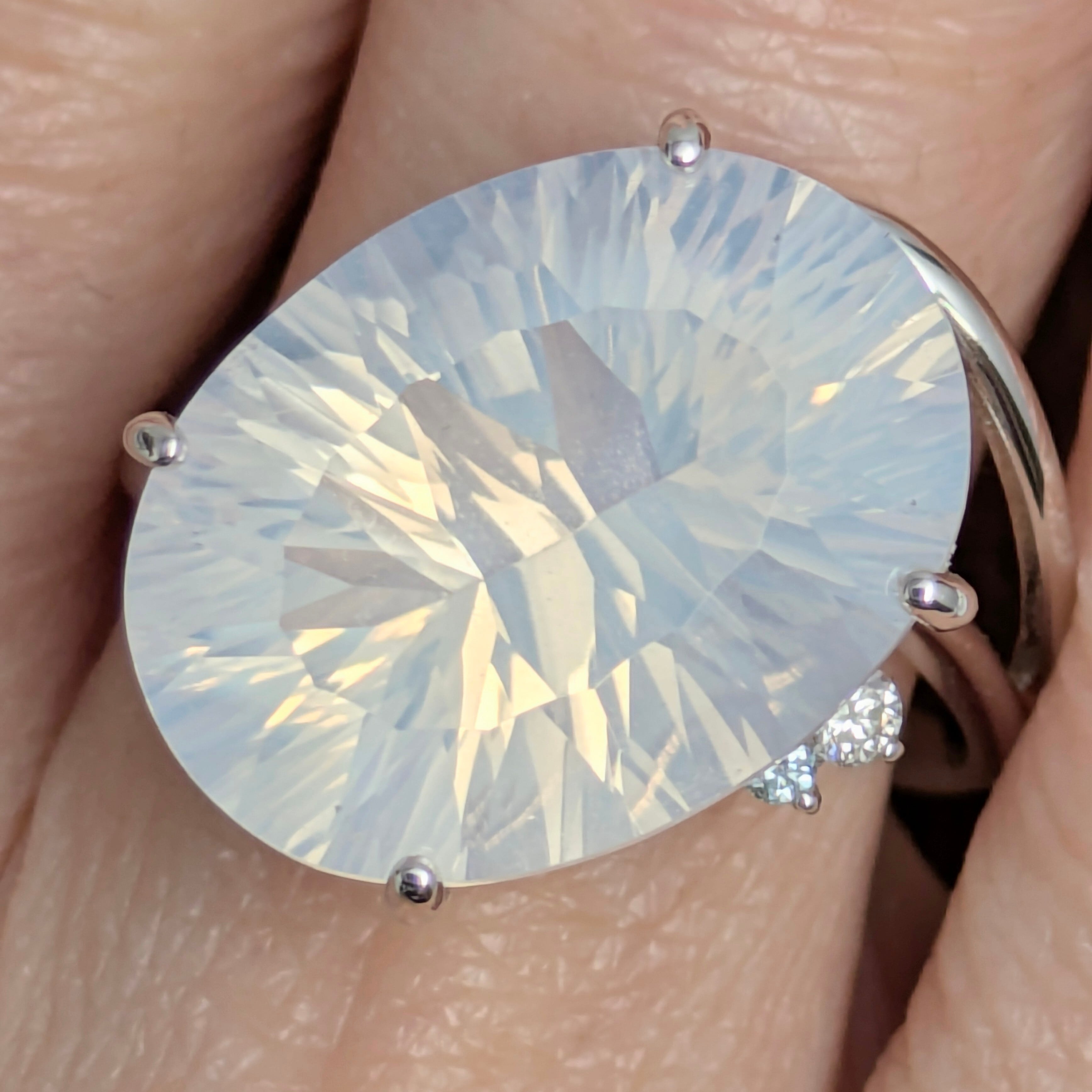 K18WGミルキークォーツリング 8.28ct、D 0.04ct【PRO208938