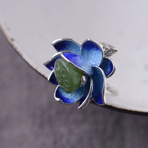 蓮の花のリング - 繊細なデザインと自然の美しさを兼ね備える　R437