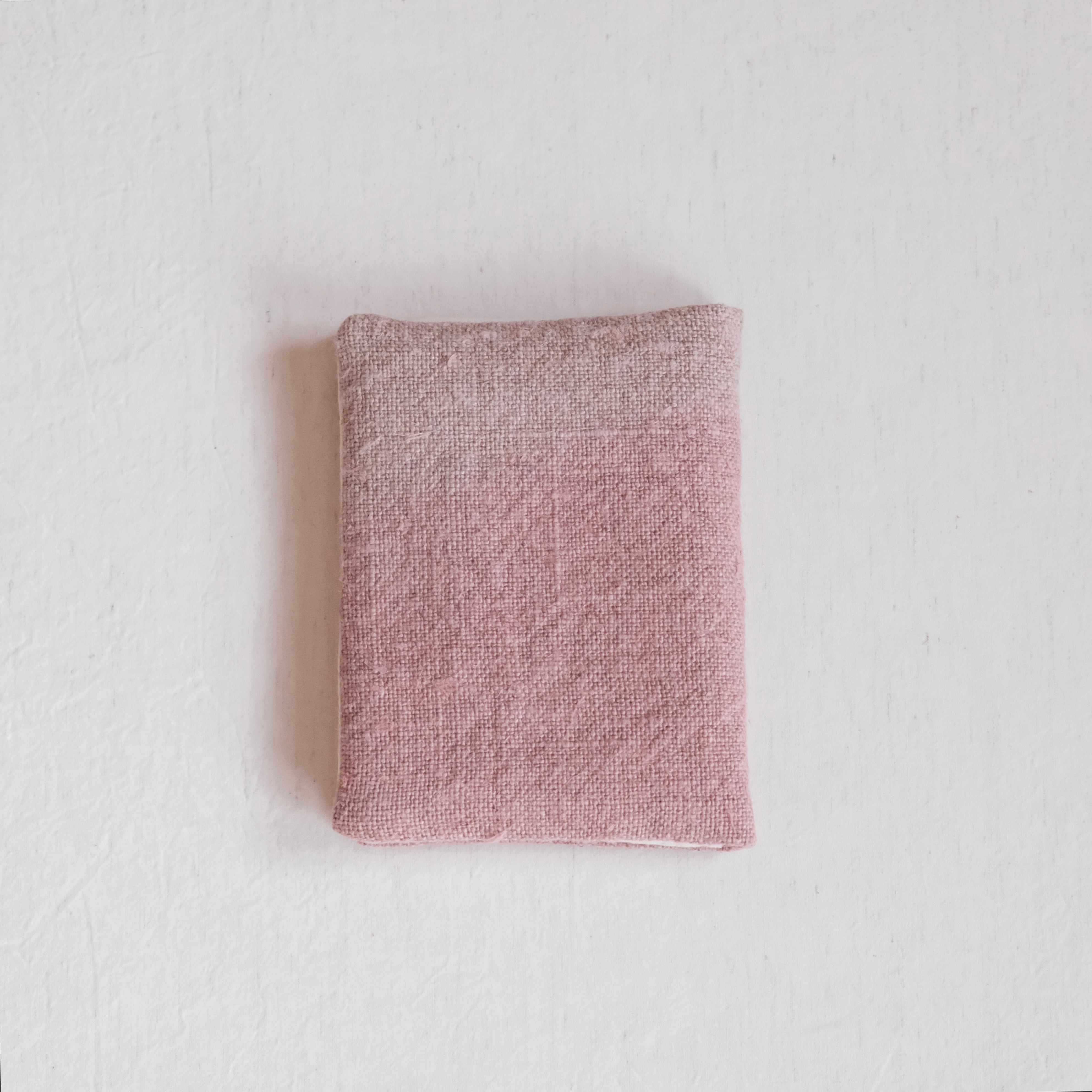 〈 桜と茜の染め 〉リネンのポーチ