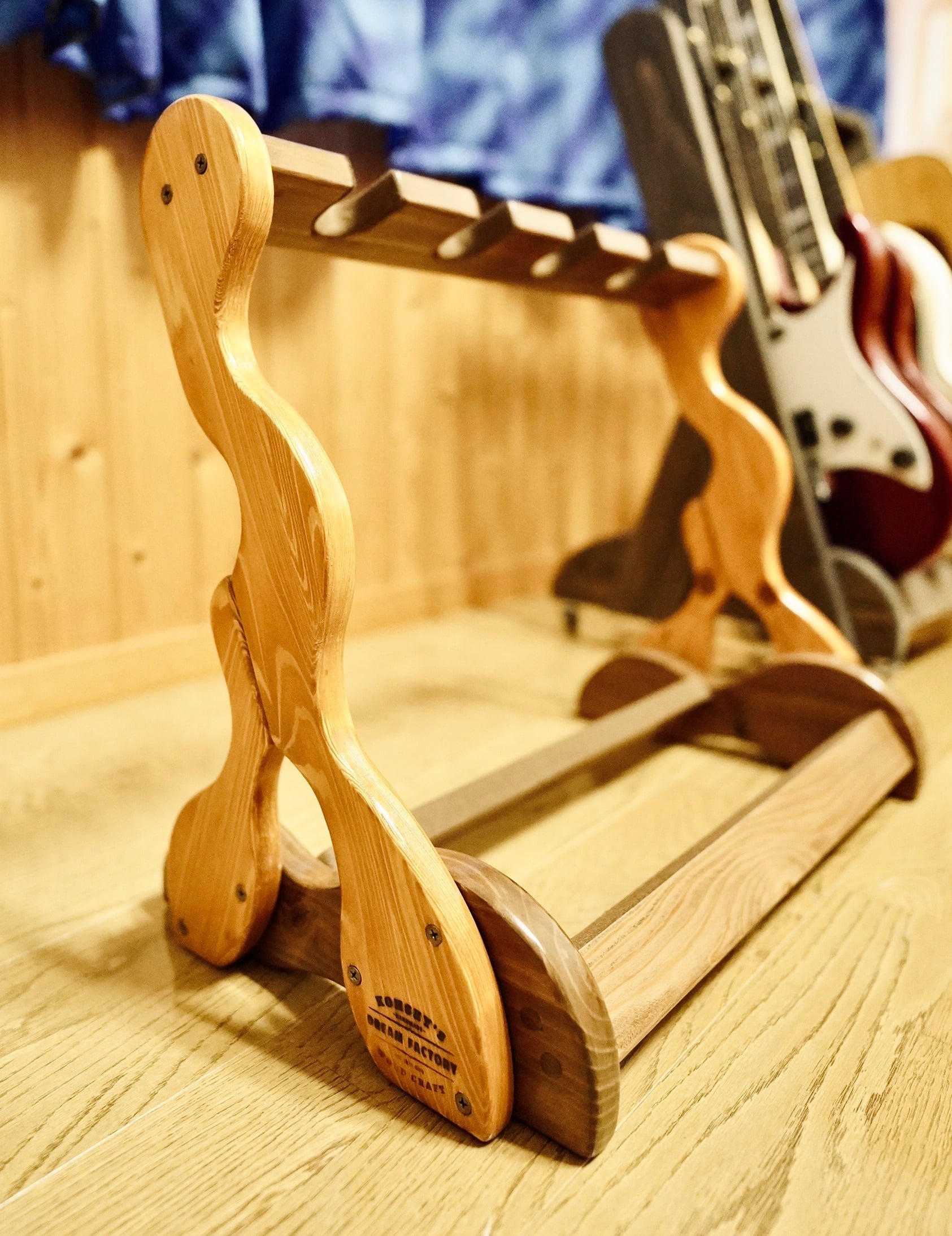 オーダー品】手作り木工 木製ウクレレスタンド（ニス仕上げ） 4本掛け