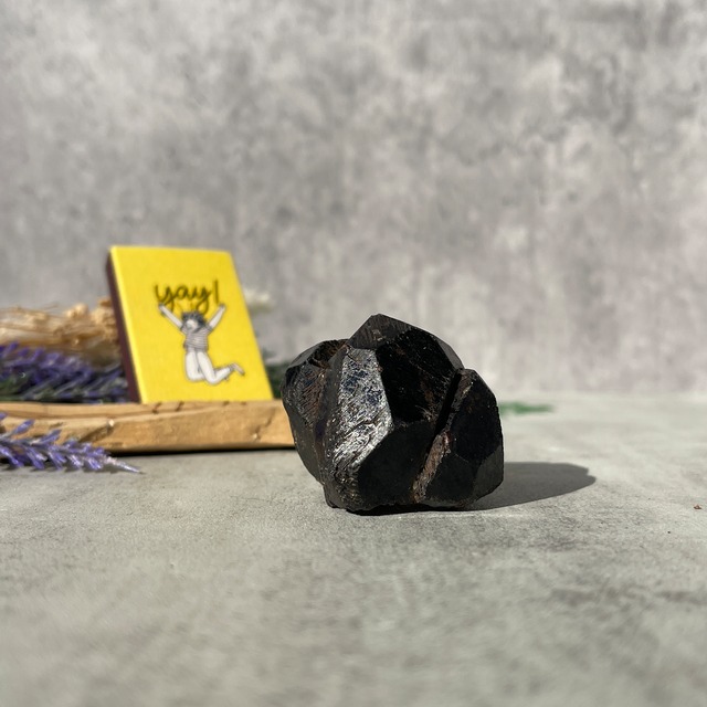 マダガスカル産 アルマンディン・ガーネット 原石｜黒に潜む深紅の結晶｜オールドストック 一点もの