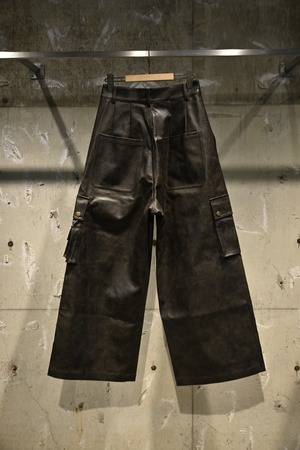 【26AW | MEN】Feng Chen Wang フェンチェンワン / パンツ / Brown Distressed Faux Long Leather Trousers with Utility Pockets FUF22TR34