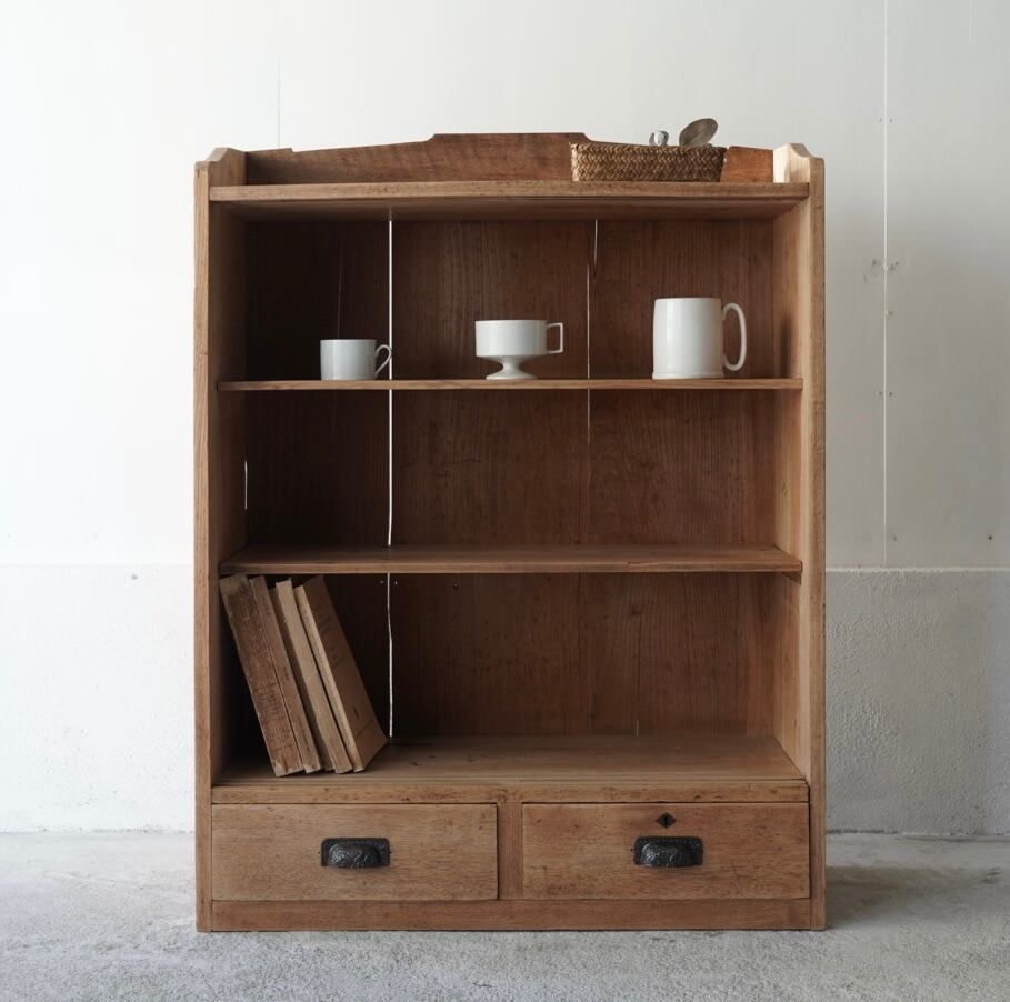 引き出しのついた木製棚