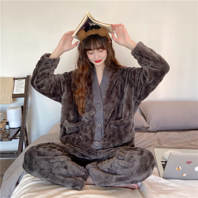 【送料無料】レディース もこもこパジャマ シンプル  Vネック ゆったり ルームウェア おうち時間 大人可愛い ママコーデ ママファッション 韓国 オルチャンファッション 人気 トレンド 新作 20代 30代 40代 セットアップ 2点セット 2ピース ツーピース 上下セット 部屋着 寝巻き 家着 ステイホーム おしゃれ カジュアル 可愛い シンプル 無地 ゆったり デイリー 普段使い もこもこ ふわふわ あったか 秋 冬 CO1560