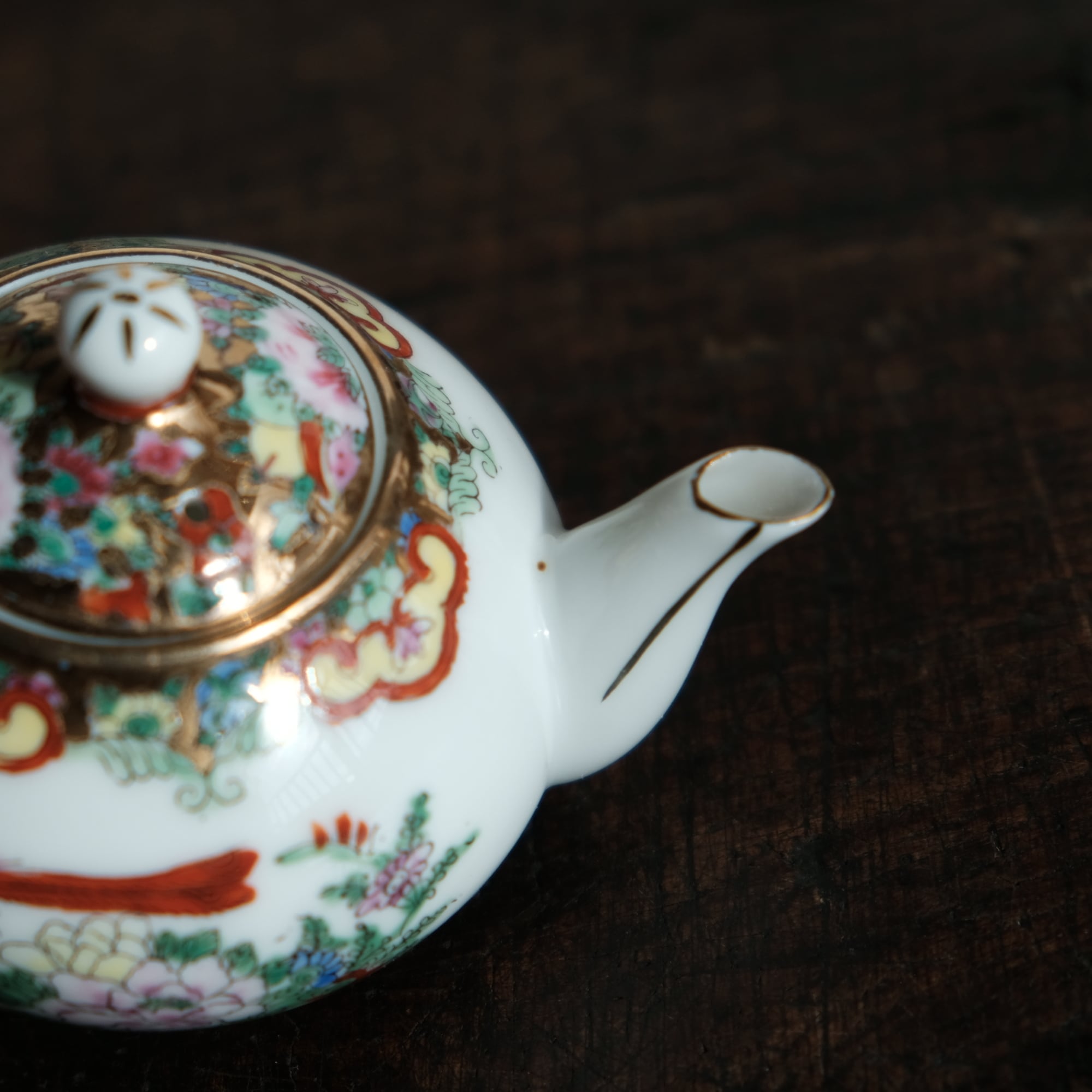鳥と花◇カラフルで可愛い。中国産 赤絵金彩小ぶり急須 煎茶茶器 鳥と花◇カラフルで可愛い。中国産 赤絵金彩小ぶり急須 煎茶茶器