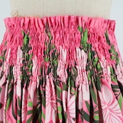 フラダンス 衣装 パウスカート KilaKila Market ピンク系 日本製 シングル ハイビスカス柄 レイ柄 かわいい 華やか 鮮やか 明るい 白 緑 ハワイアン アロハ ハワイアンプリント フラ ダンス レッスン 練習 ハワイ おしゃれ ダンス衣装