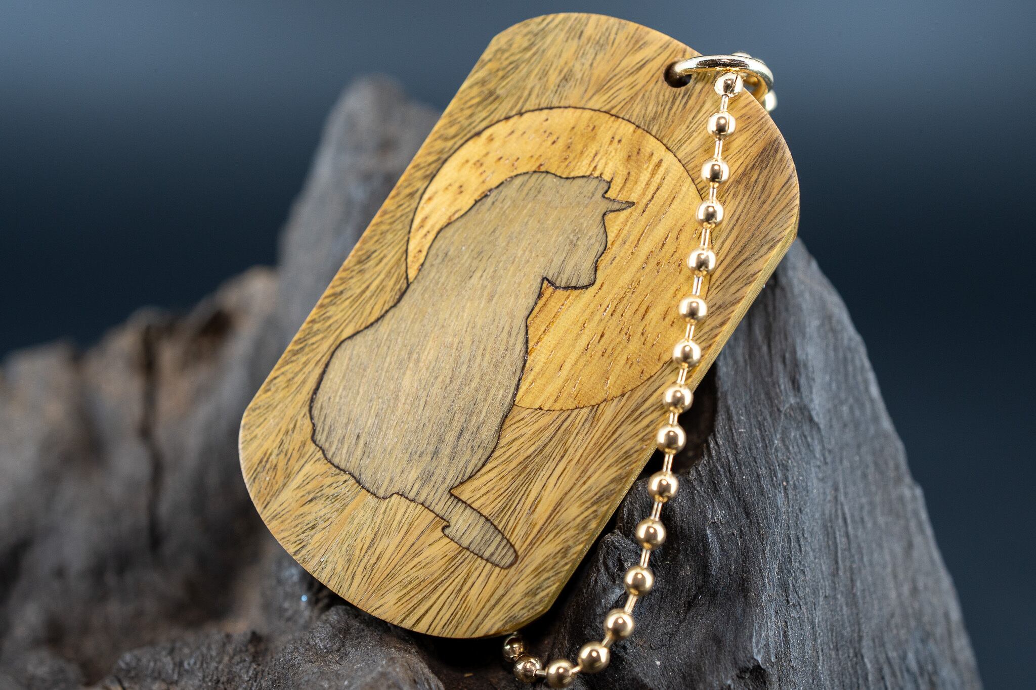 【翡翠の木】 パロサント ドッグタグ 象嵌 横を向く上品な猫