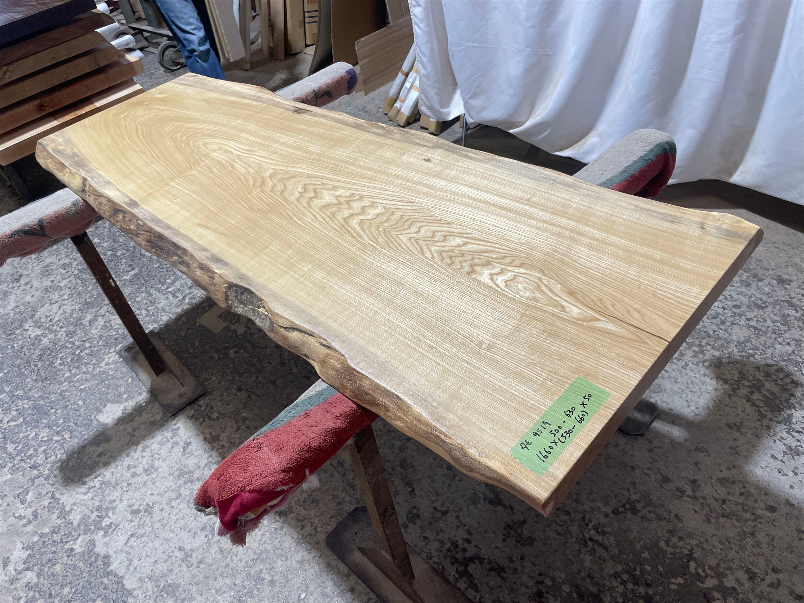 イチイ9406 一位 一枚板無垢 乾燥材 1390x570‐560x52mm ローテーブル