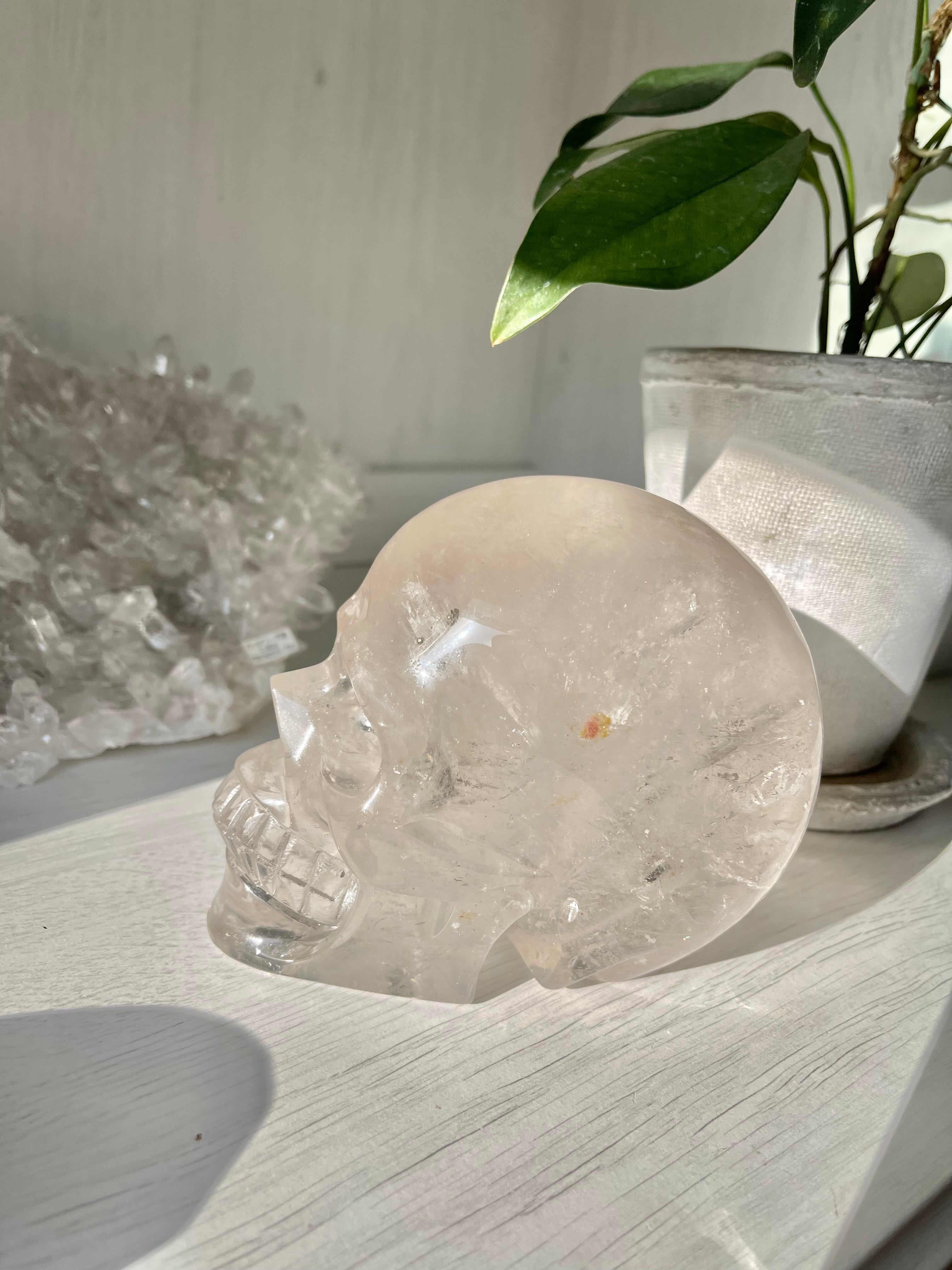 Crystal skull with rainbow,pyrite and limonaite(パイライト＆リモナイト、レインボー　イン　クオーツ）15cm