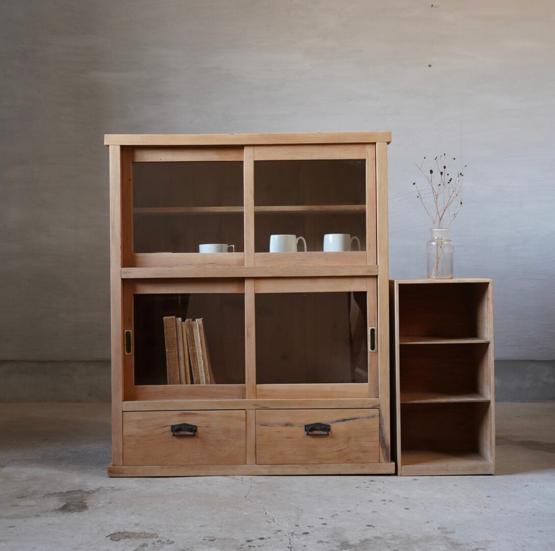 古い2段のガラス戸棚