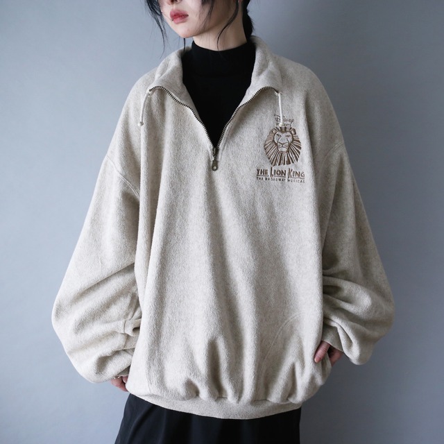 "THE LION KING" one point embroidery over silhouette half-zip fleece pullover