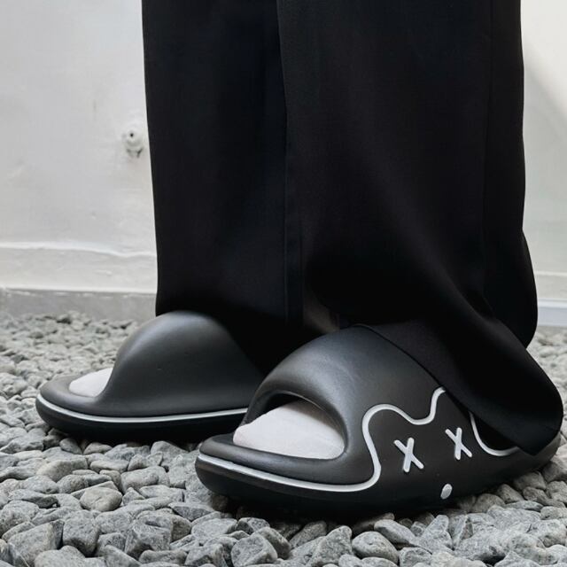 【予約販売】サンダル メンズ レディース ユニセックス ビーサン ビーチサンダル 顔 イラスト スリッパ ブラック/ホワイト カジュアル スポーティー ビーチサンダル 靴  お洒落 ストリート 韓国 23cm/23.5cm/24cm/24.5cm/25cm/25.5cm/26cm/26.5cm/27cm/27.5cm