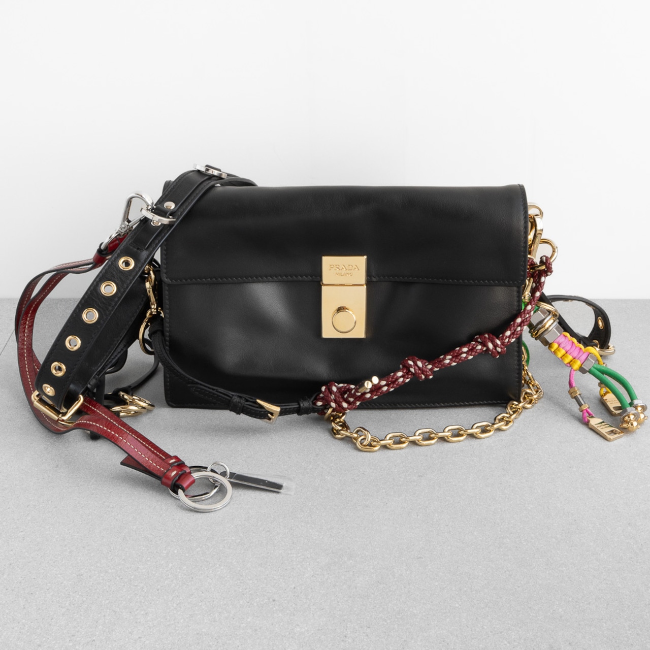 プラダ チャーム付 ソフトサウンド スモール ショルダーバッグ ブラック レザー AW25