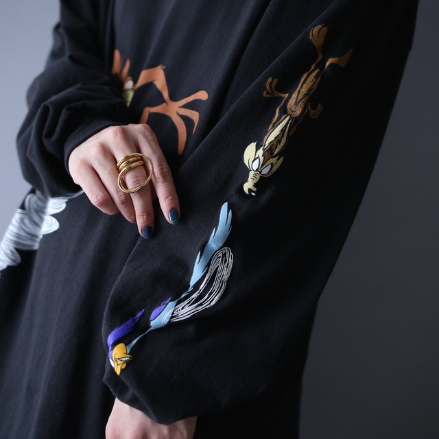 "LOONEY TUNES" random position character design l/s tee