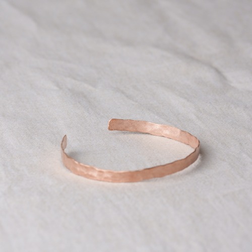 純銅のバングル｜W5mm　槌目仕上げ