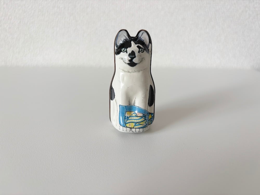 【ENGLAND】猫の形の小さな缶 "すやすや眠るネズミ" / Small cat-shaped tin: "Sleeping Mouse"