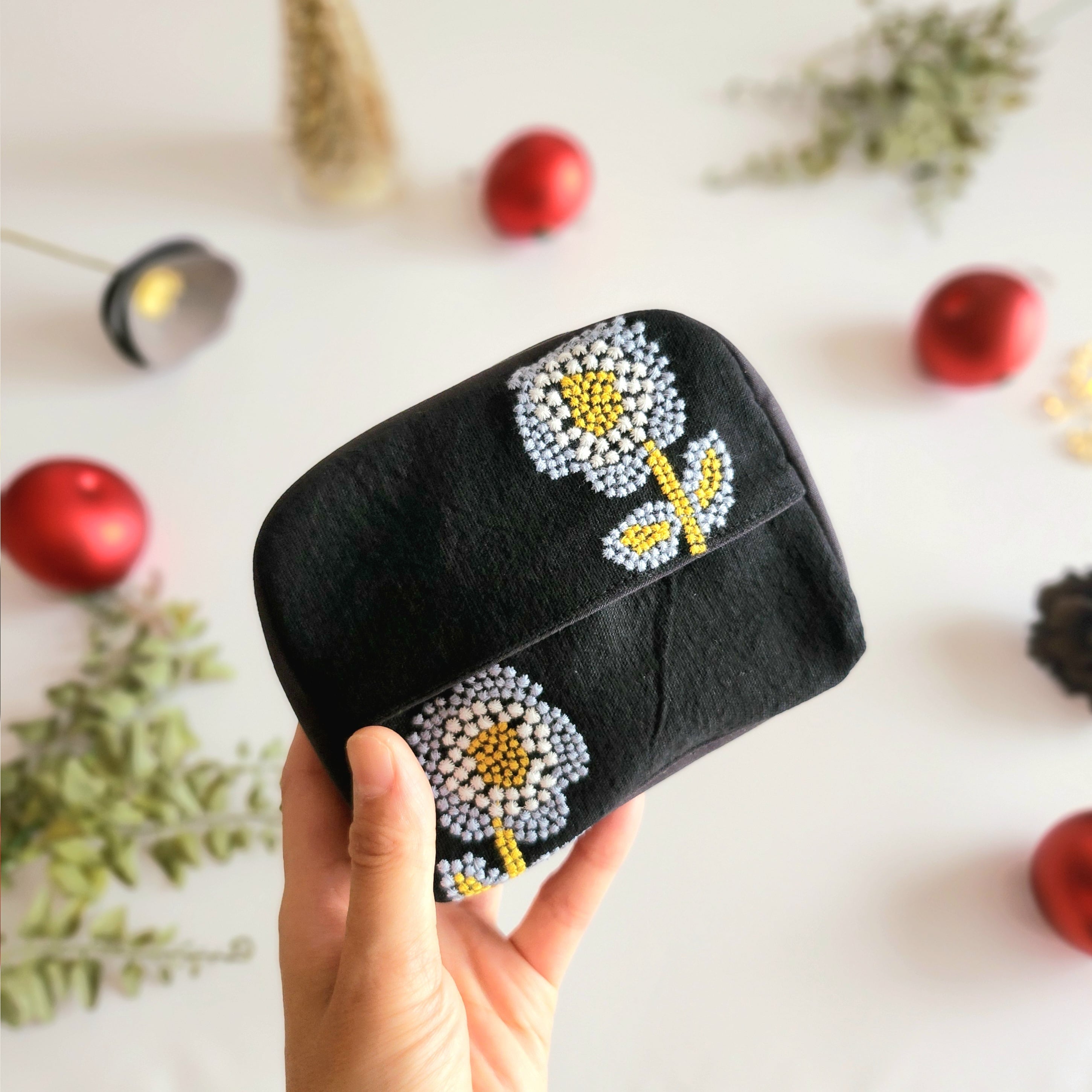 BIGなお花刺繍のコロンとマチ付きポケットティッシュポーチ│ブラック
