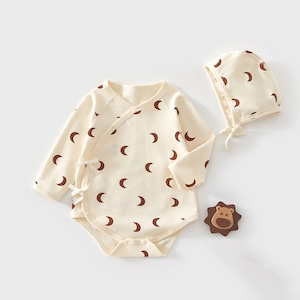 【BABY】春作月柄ロングスリーブロンパース