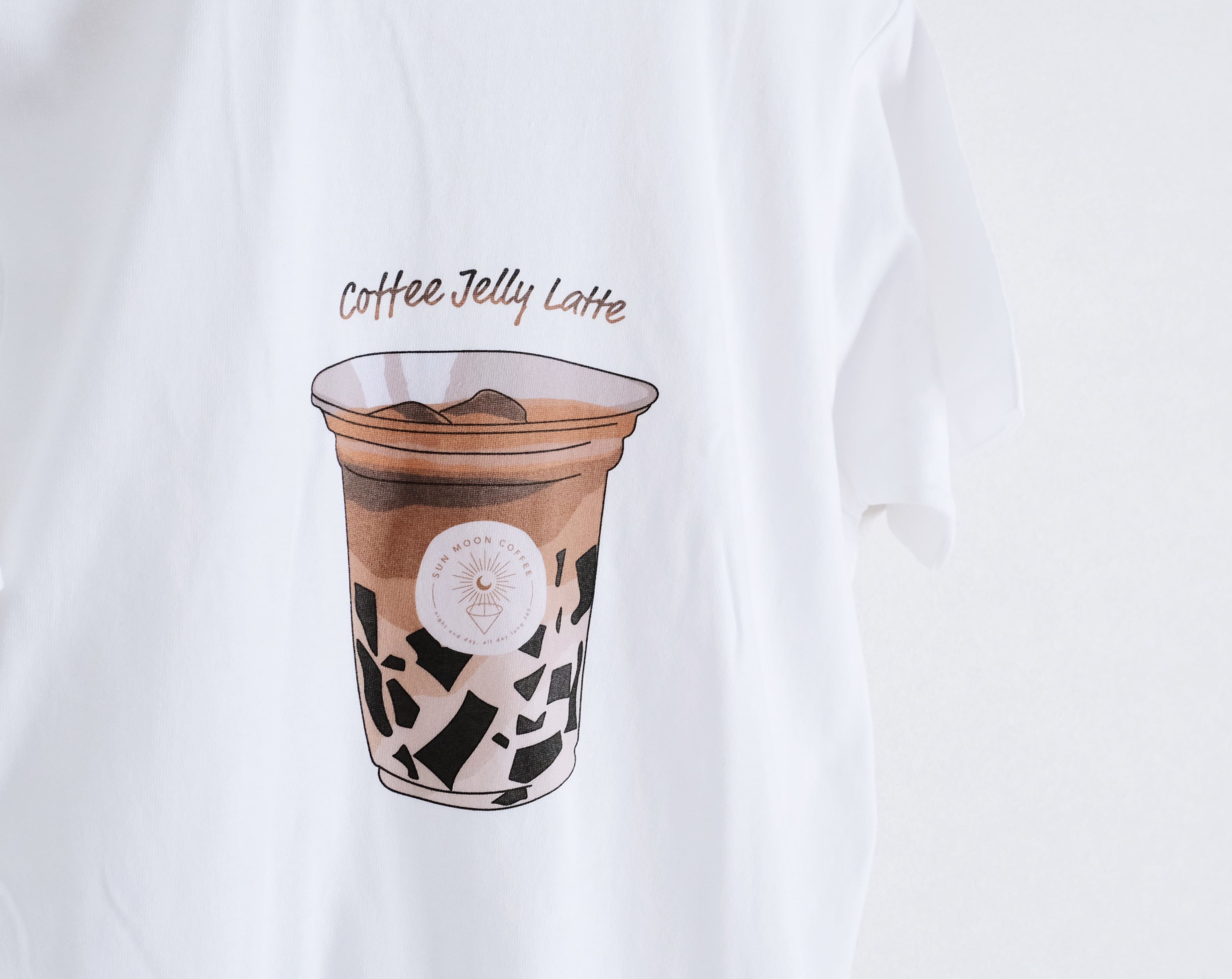 「コーヒーゼリーラテ」Tシャツ ホワイト | SUNMOONCOFFEE