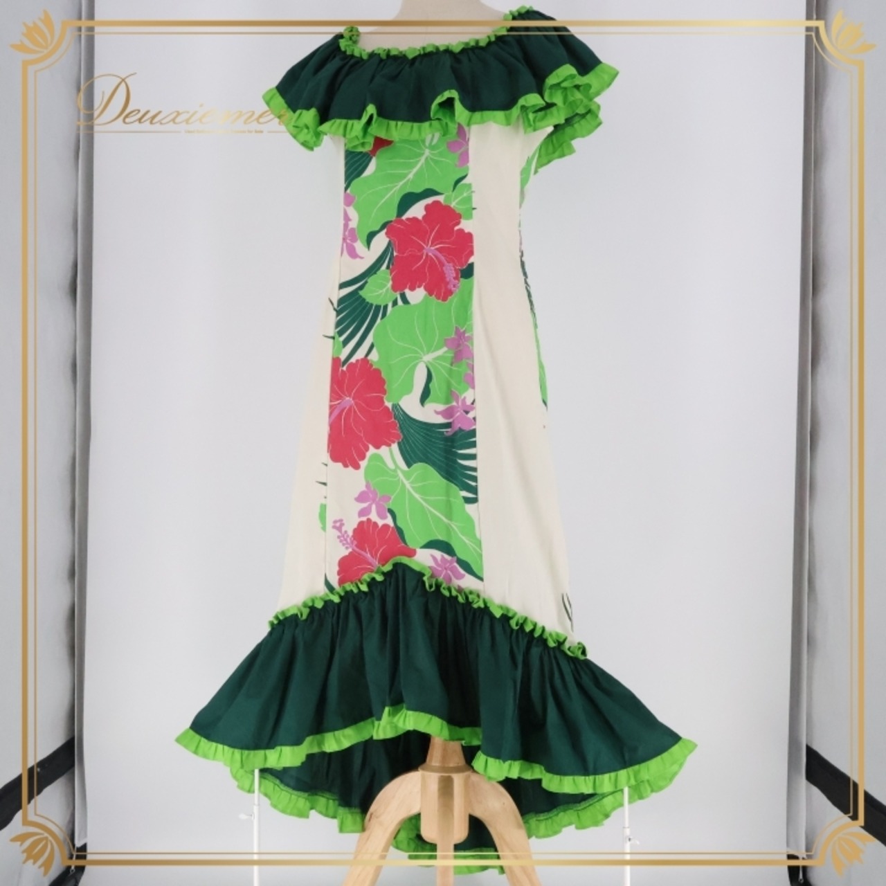 フラダンス 衣装 ワンピース ドレス ムームーファクトリー ホワイト系 グリーン系 T&L MUUMUU FACTORY ハワイ製 アシンメトリー フリル ハイビスカス柄 かわいい 華やか 鮮やか 明るい ハワイアン アロハ ハワイアンプリント フラ