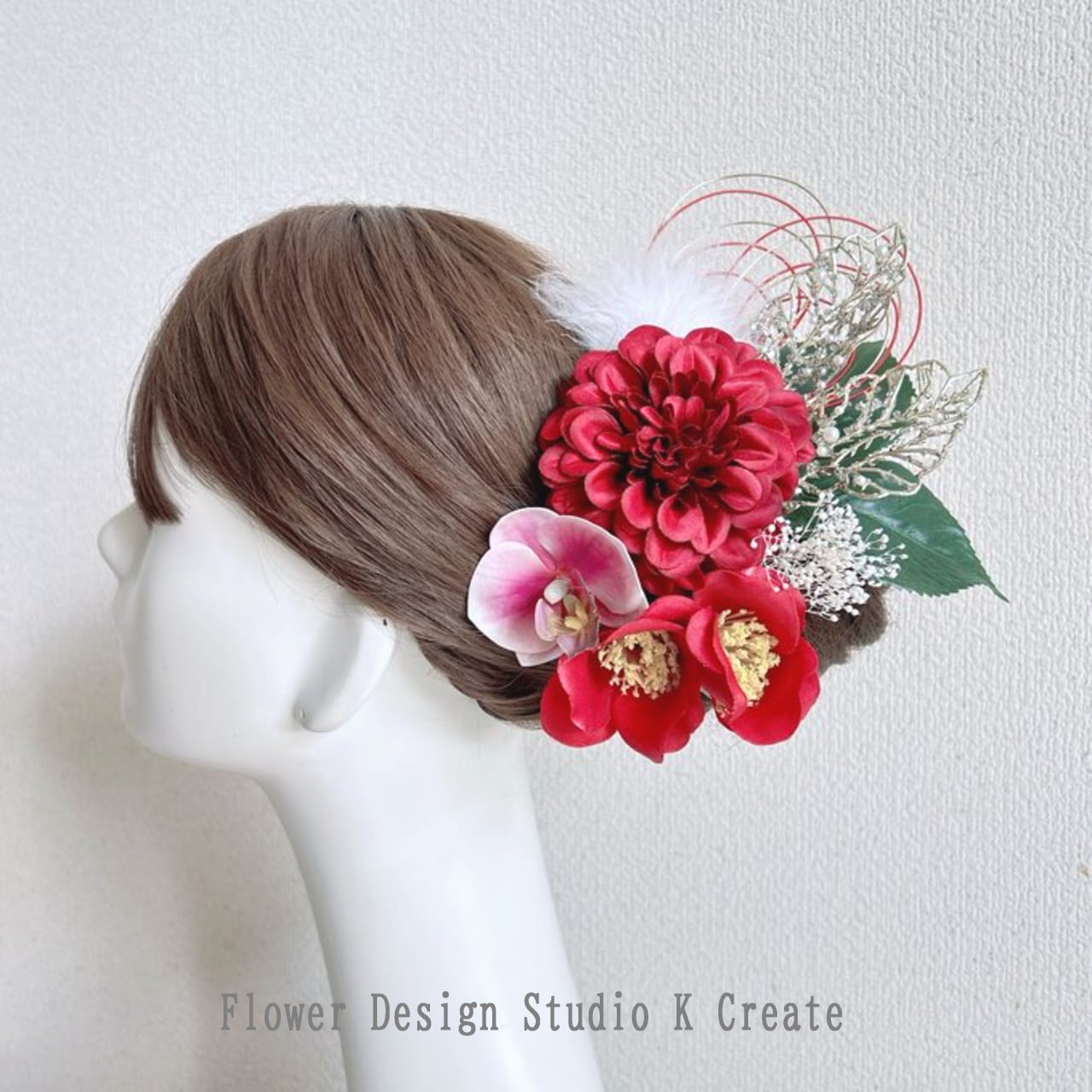 赤いダリアと椿のヘッドドレス 成人式 卒業袴 前撮り 和装髪飾り 成人式ヘア 椿 赤 ダリア 羽根 水引 胡蝶蘭