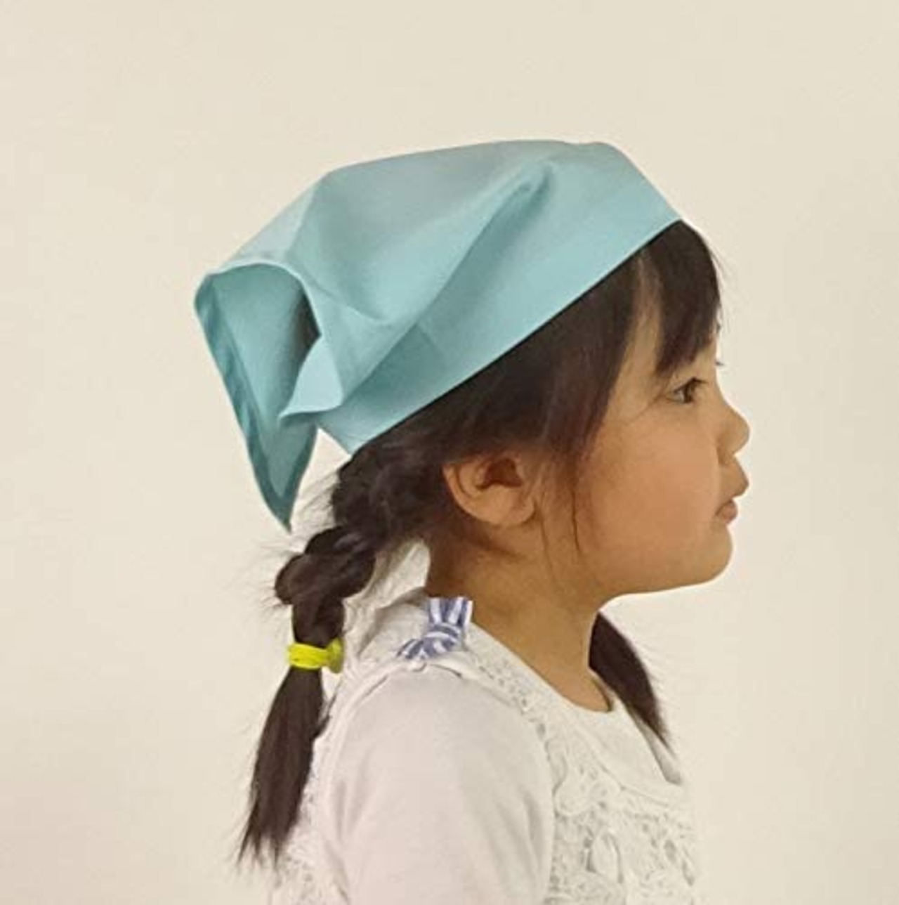 ひとりでかぶれるゴム付き子供用三角巾 無地（紺・赤・ピンク・水色・格子柄水色・格子柄ピンク・白） (水色)