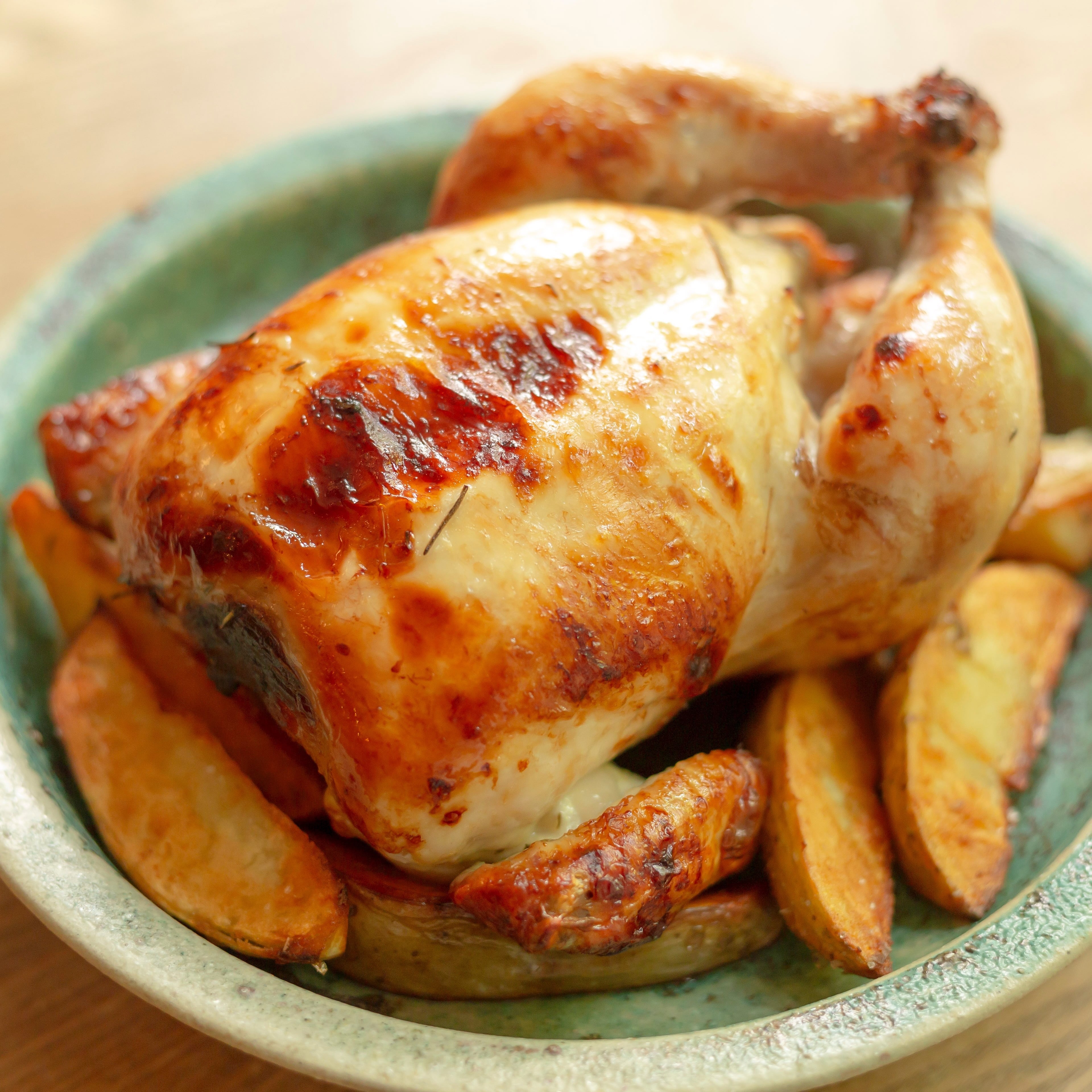 専用オーブンでじっくり焼き上げた厳選国産若鶏のロティサリーチキン