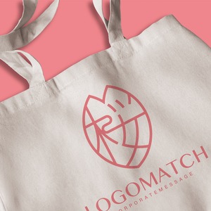 花びらの中の桜のロゴ