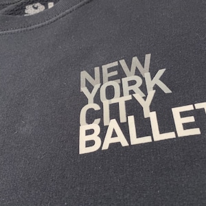 【FRUIT OF THE LOOM】NEW YORK CITY BALLET ワンポイントロゴ プリント スウェット トレーナー バックロゴ ニューヨークシティバレエ団 M US古着