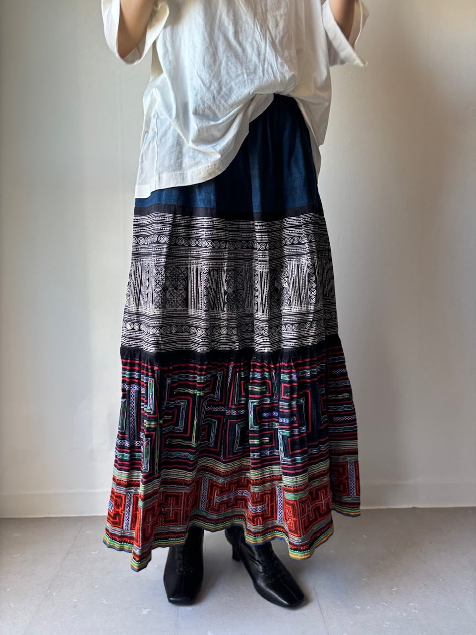 モン族刺繍 藍染め&バティックロング丈スカート 　エスニックスカート　新品未使用 モン族刺繍 ろうけつ染 スカート ロング マキシ丈 C クロス