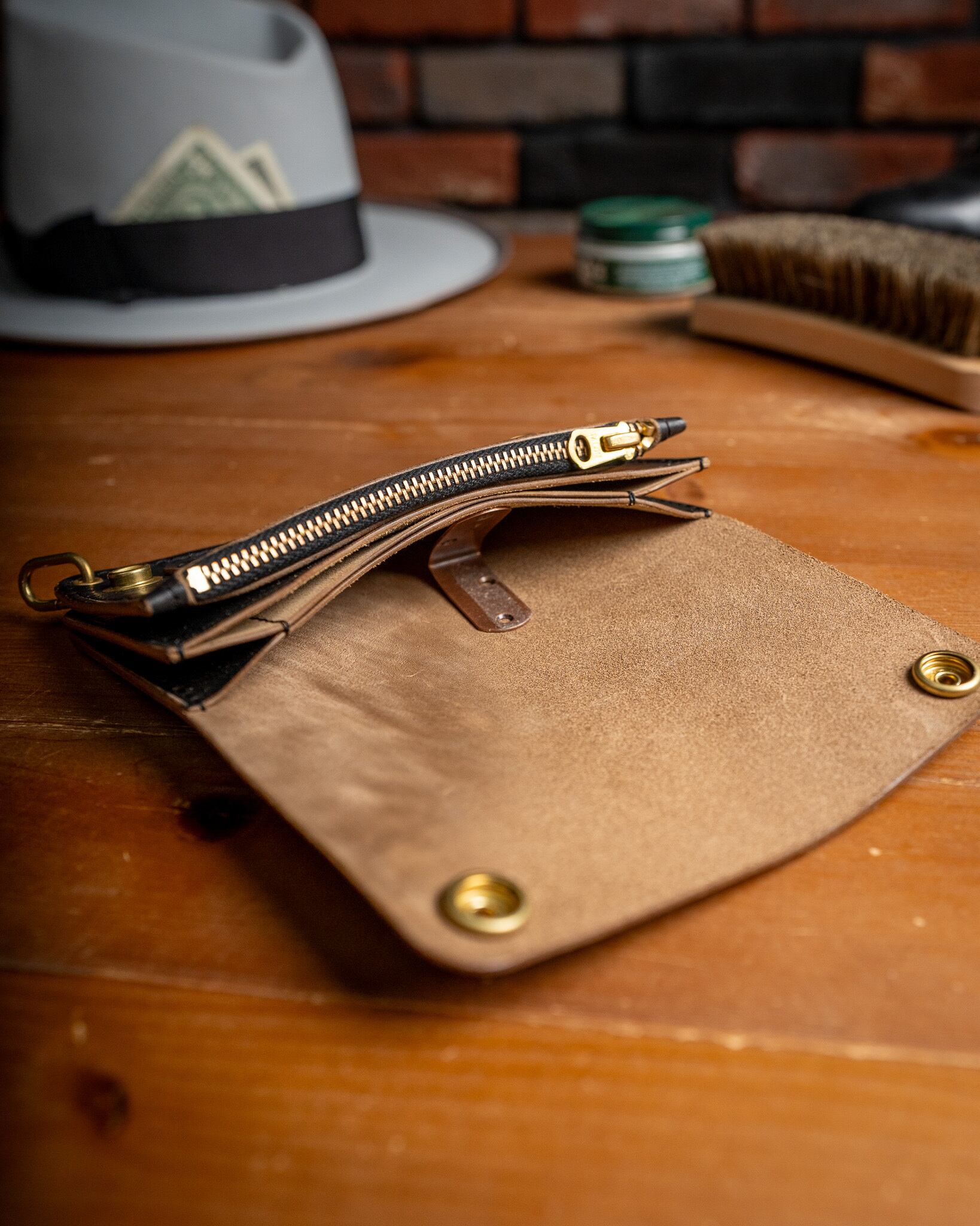Additive and Line】Middle Tracker Wallet TWM-004 Maryam Horse Butt