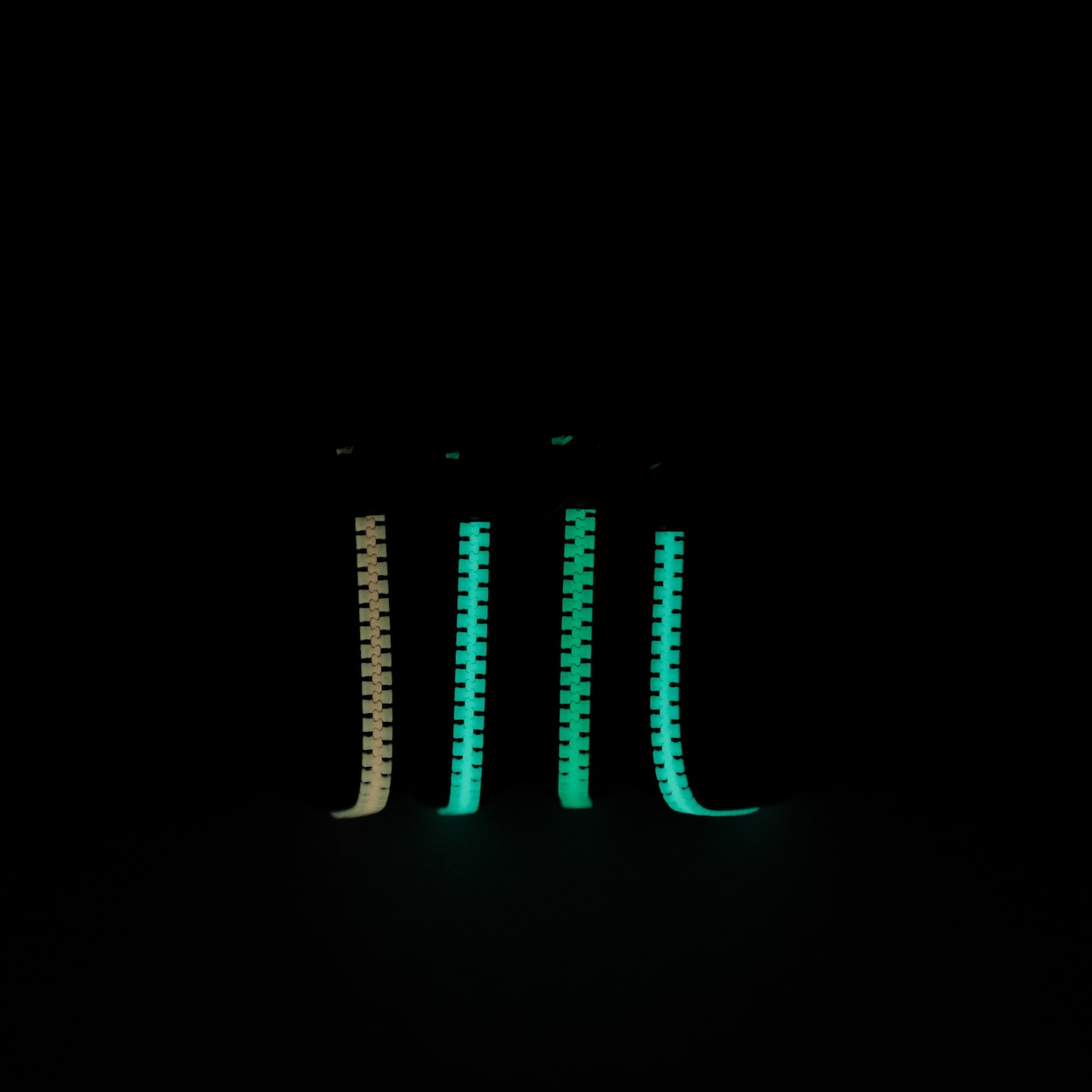 vibram micro case (black×clear) with green glowing zip