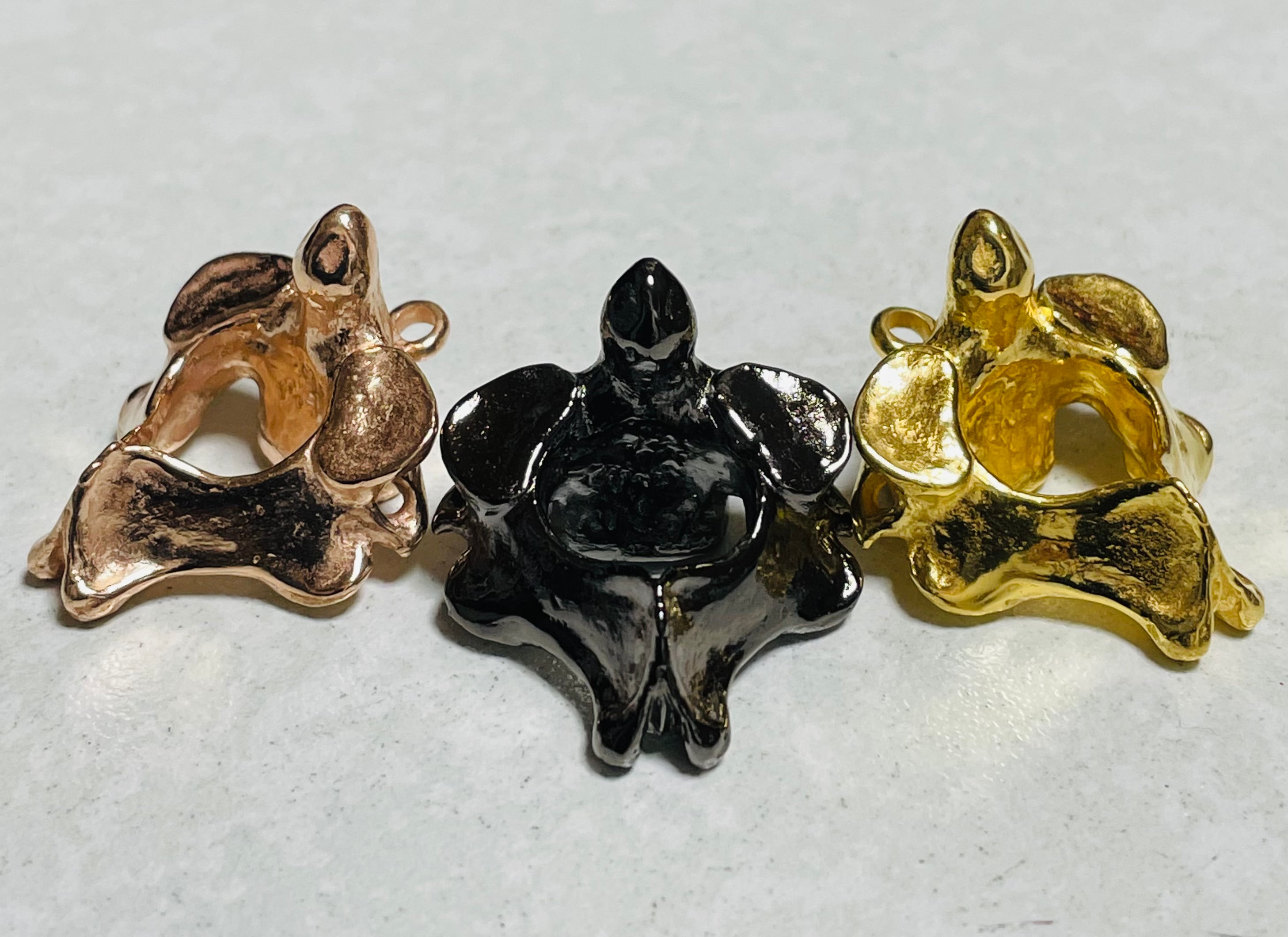 喉仏ペンダント(カラー) 下駄華雄×シルバーショップ肉々 | シルバー