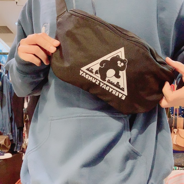 △ロゴボディバッグ