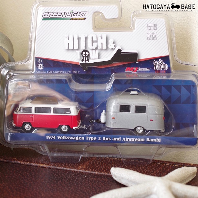 フォルクスワーゲン ミニカー T2 Bus & Airstream Bambi Hitch & Tow V DUBS 1/64 [GLHTVS03]