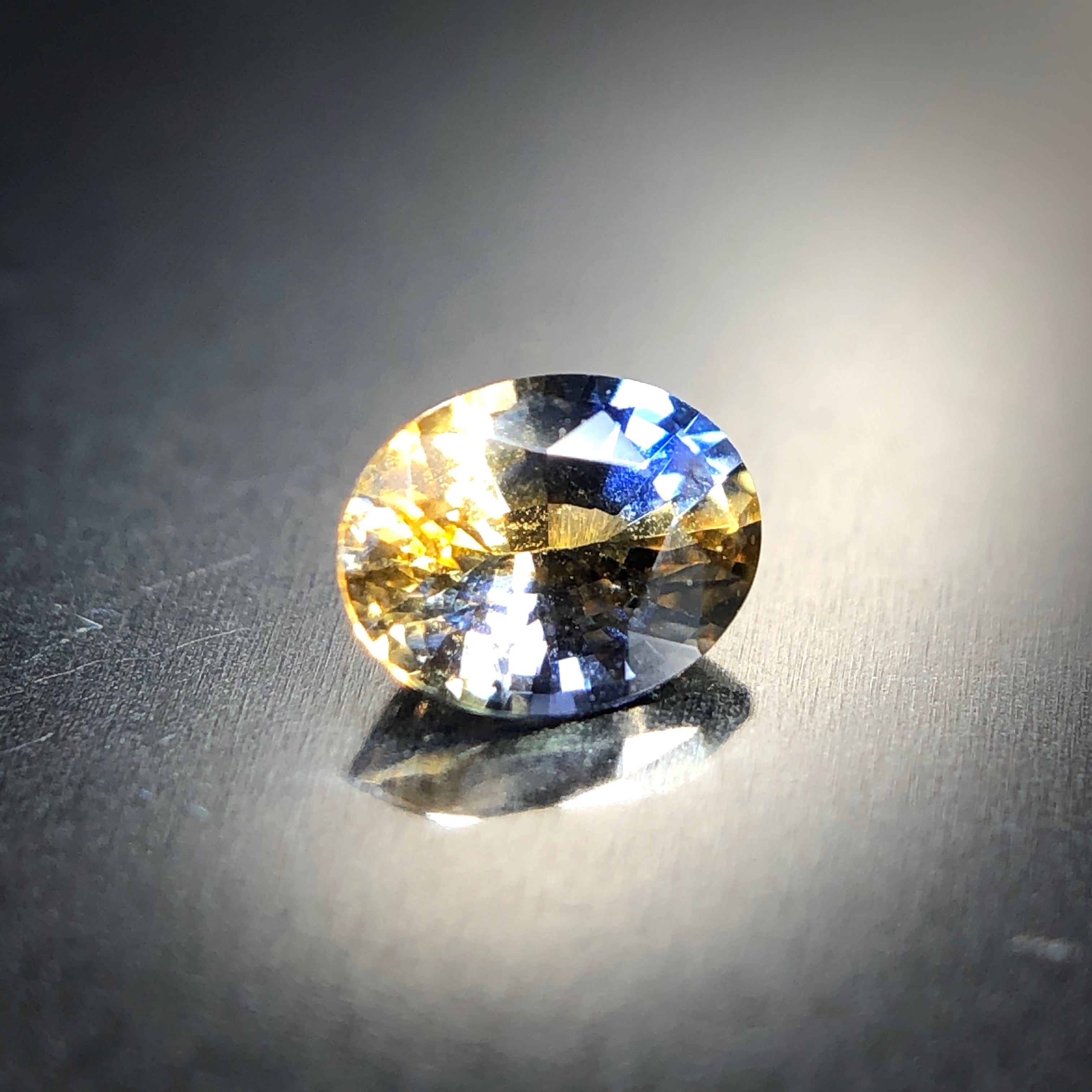 神秘的なブルーとイエロー 0.20ct 希少石 バイカラーサファイア
