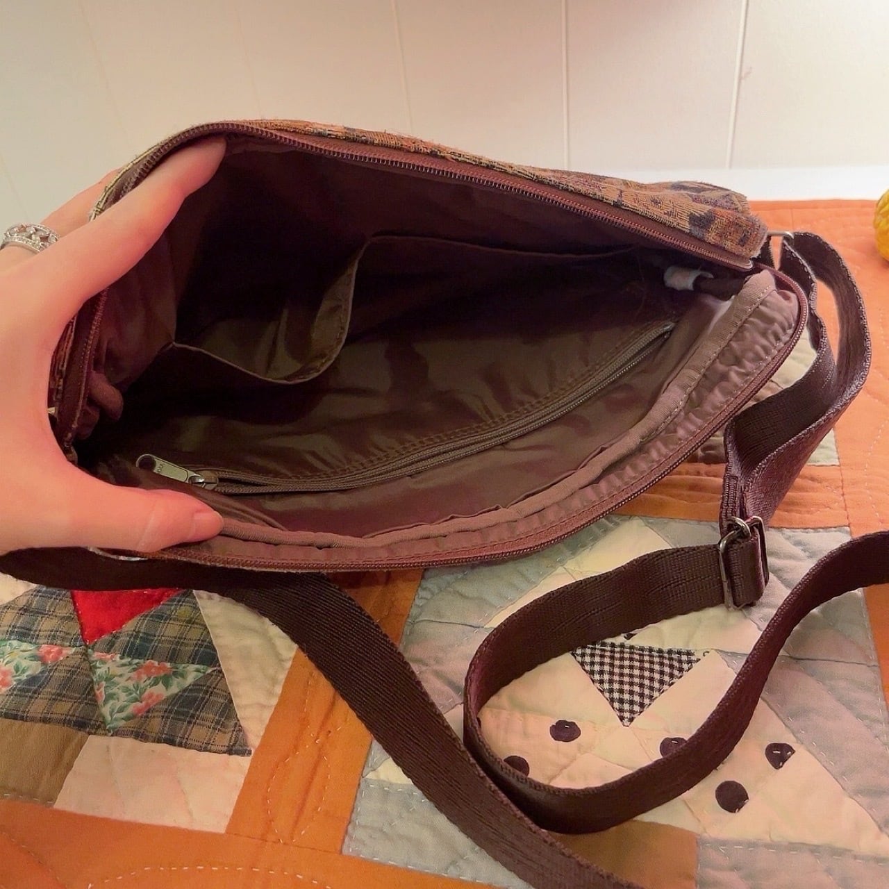 many bear gobelin shoulder bag