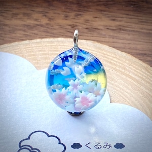 空&雲ペンダント 2割カット球体  青空に舞い散る桜 20mm