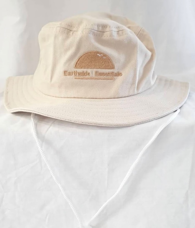 earthsideessentials　GOLDEN DAYS WIDE BRIM HATS - SAND　キッズハット　親子お揃い　サンハット　ストラップ付　海外子供服　日本未入荷