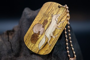 【黄金の木】 御蔵島 金桑 ドッグタグ 象嵌 十五夜きつね