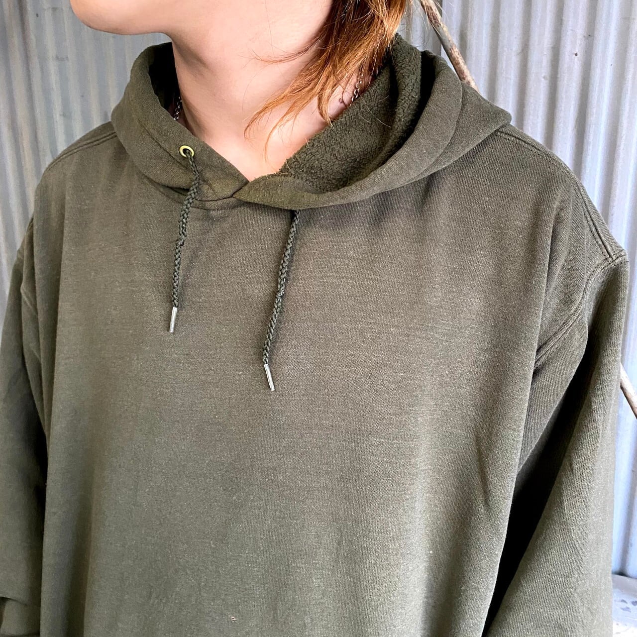 希少カラーOLV　肉厚パーカー　カーハート　無地ワンポイント　古着　カーキ　XL Carhartt カーハート ワンポイントロゴ プルオーバースウェット