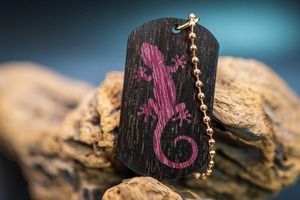 【音楽業界屈指の銘木】 ハカランダ ドッグタグ 象嵌 木登りトカゲ