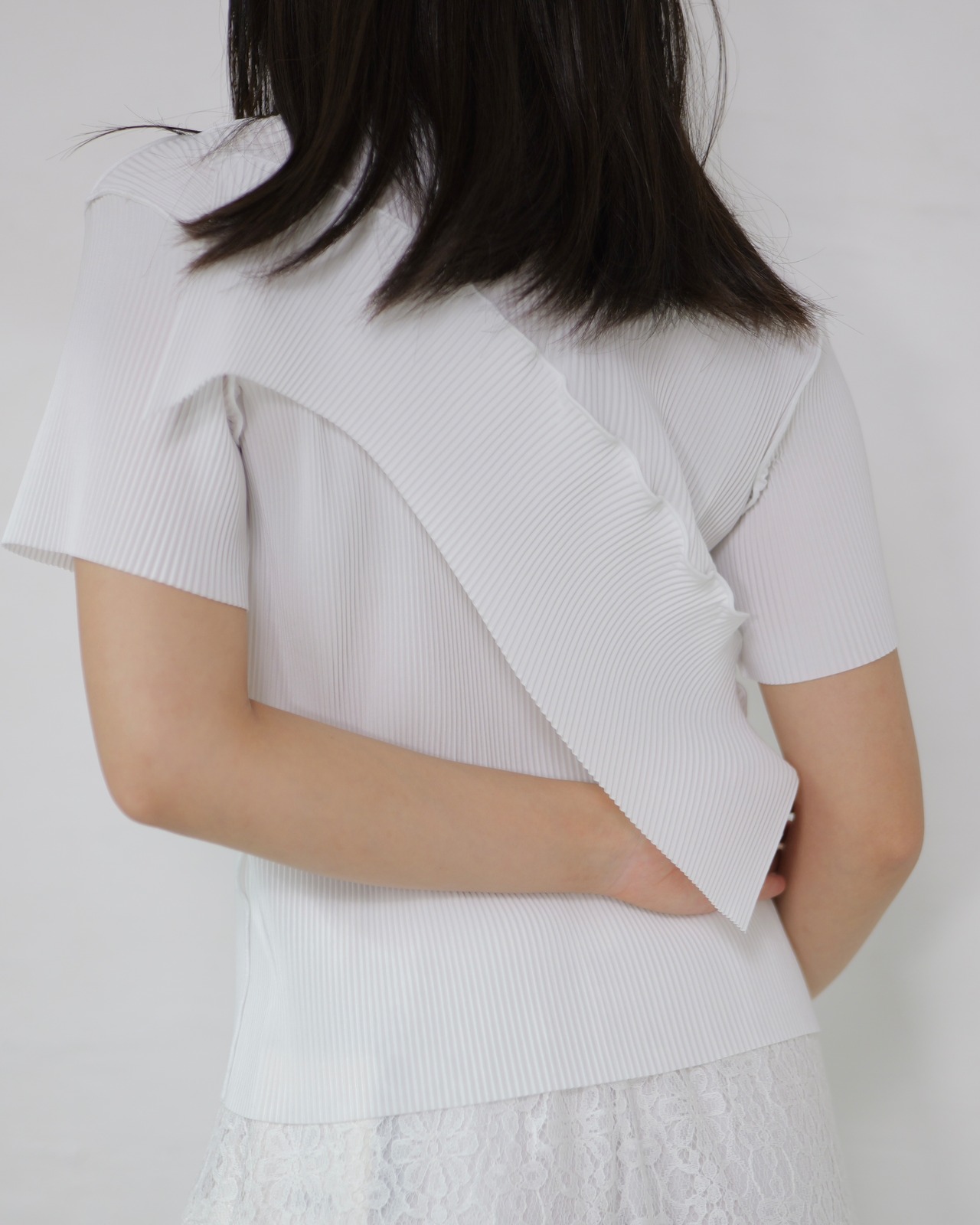 kotoha yokozawa - TODO WAVE TOP *SHORT SLEEVE ：All White｜波打つプリーツ／ラフなデコレーション