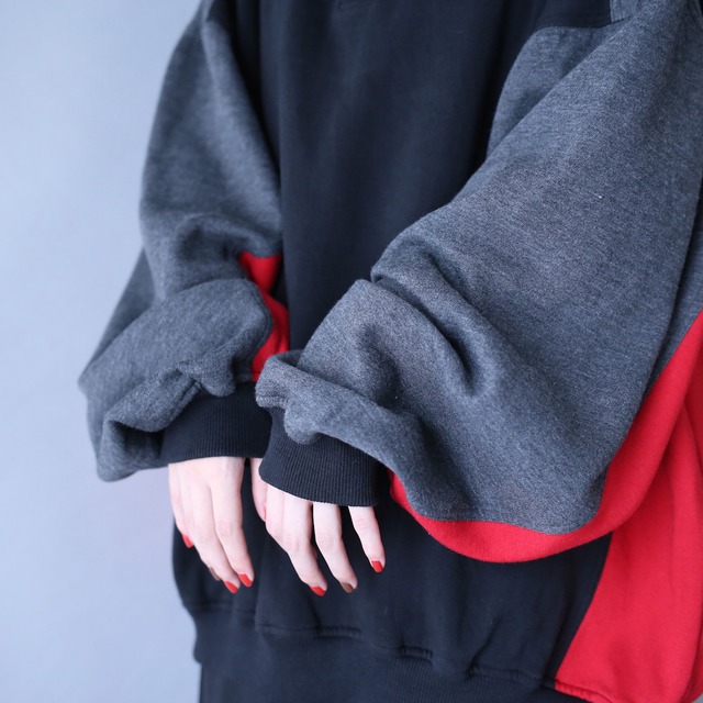 3-tone switching design XX over wide silhouette sweat pullover