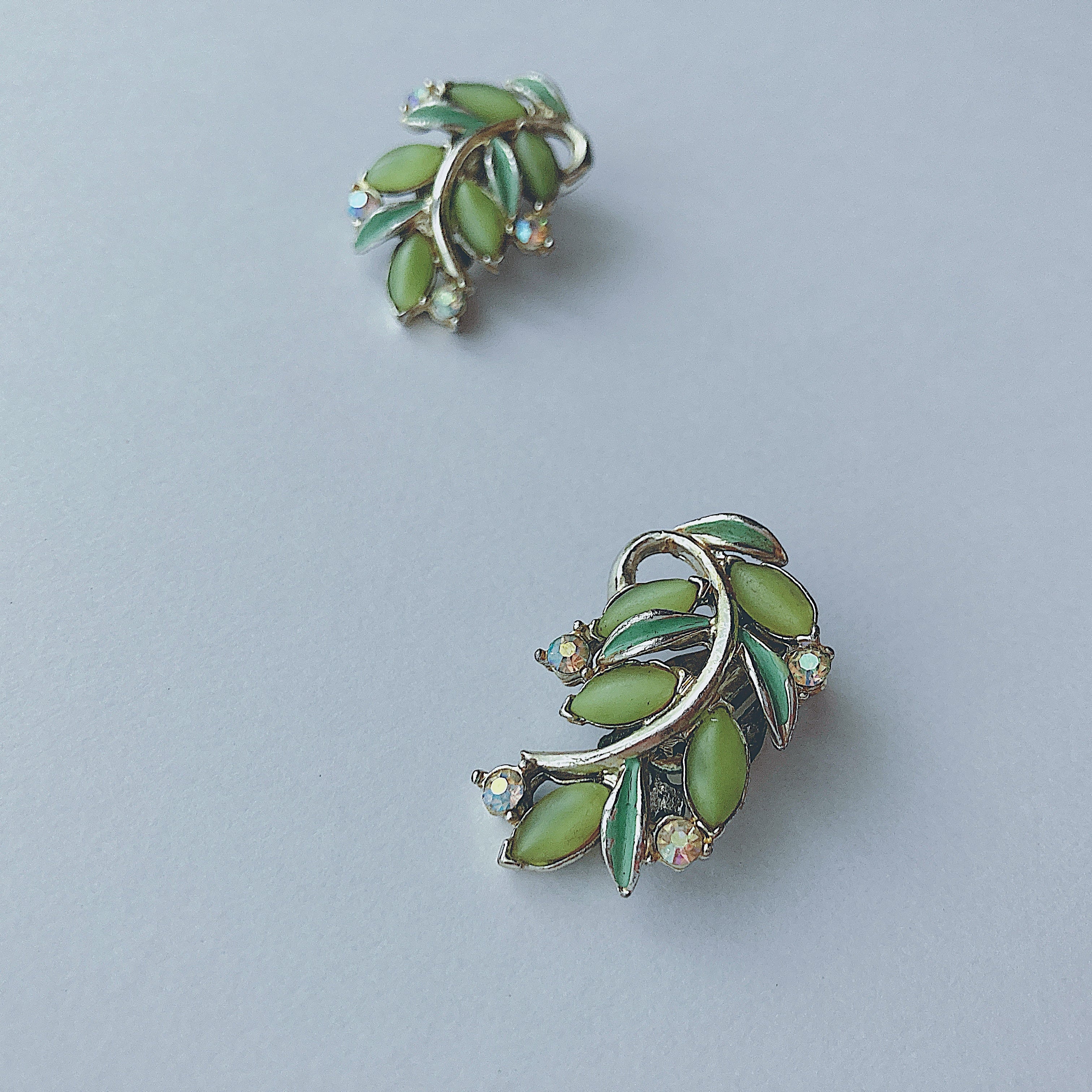 Vintage 60s green frosted rhinestone enamel leaves earrings ヴィンテージ　60年代　 グリーン　つや消し　ラインストーン　エナメル　葉っぱ　イヤリング