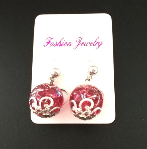 恋愛運アップに♡かわいいピンクのまん丸揺れるピアス