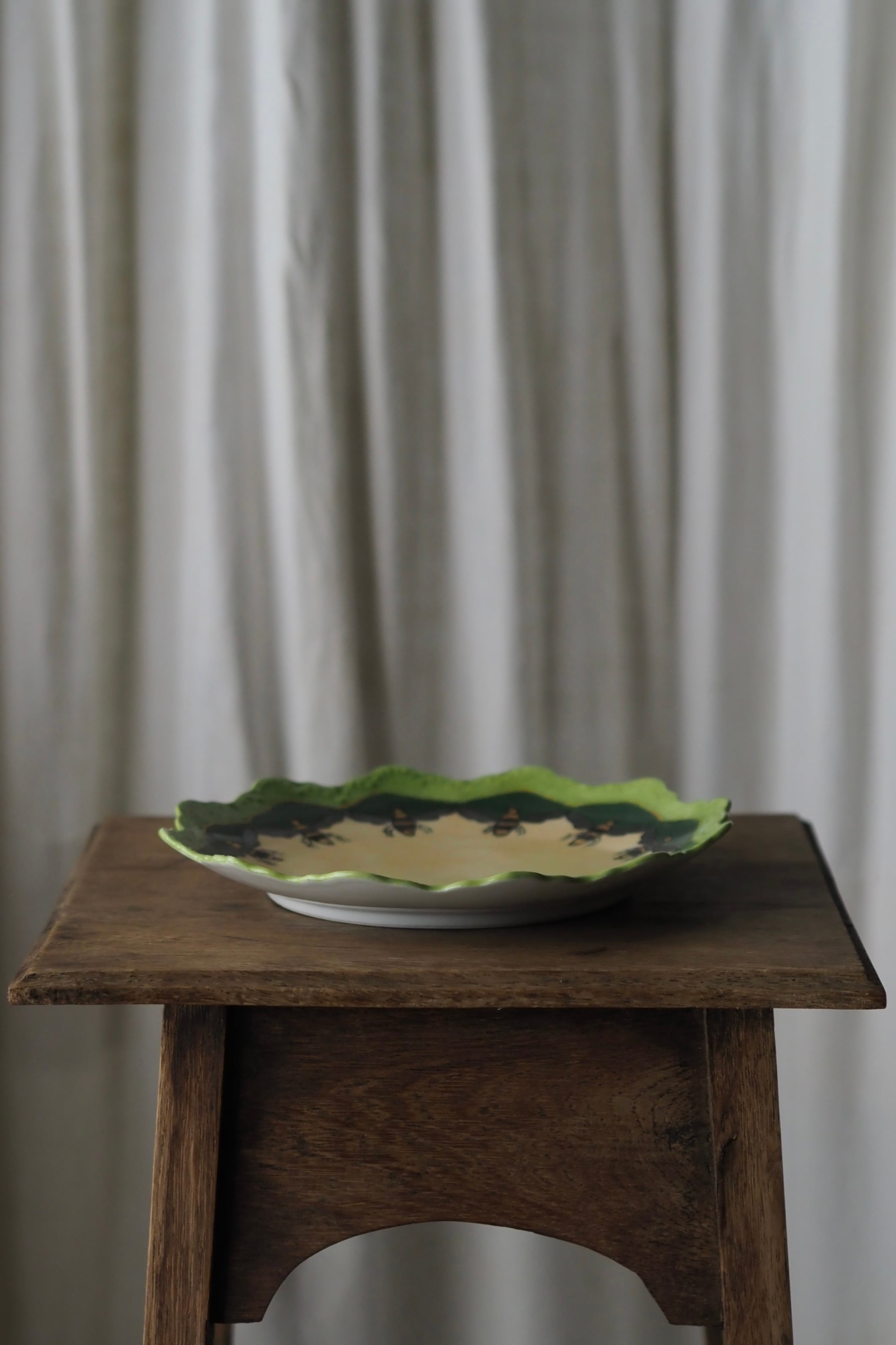 蜂巡る飾り皿-antique pottery plate | アンティーク.ヴィンテージ家具