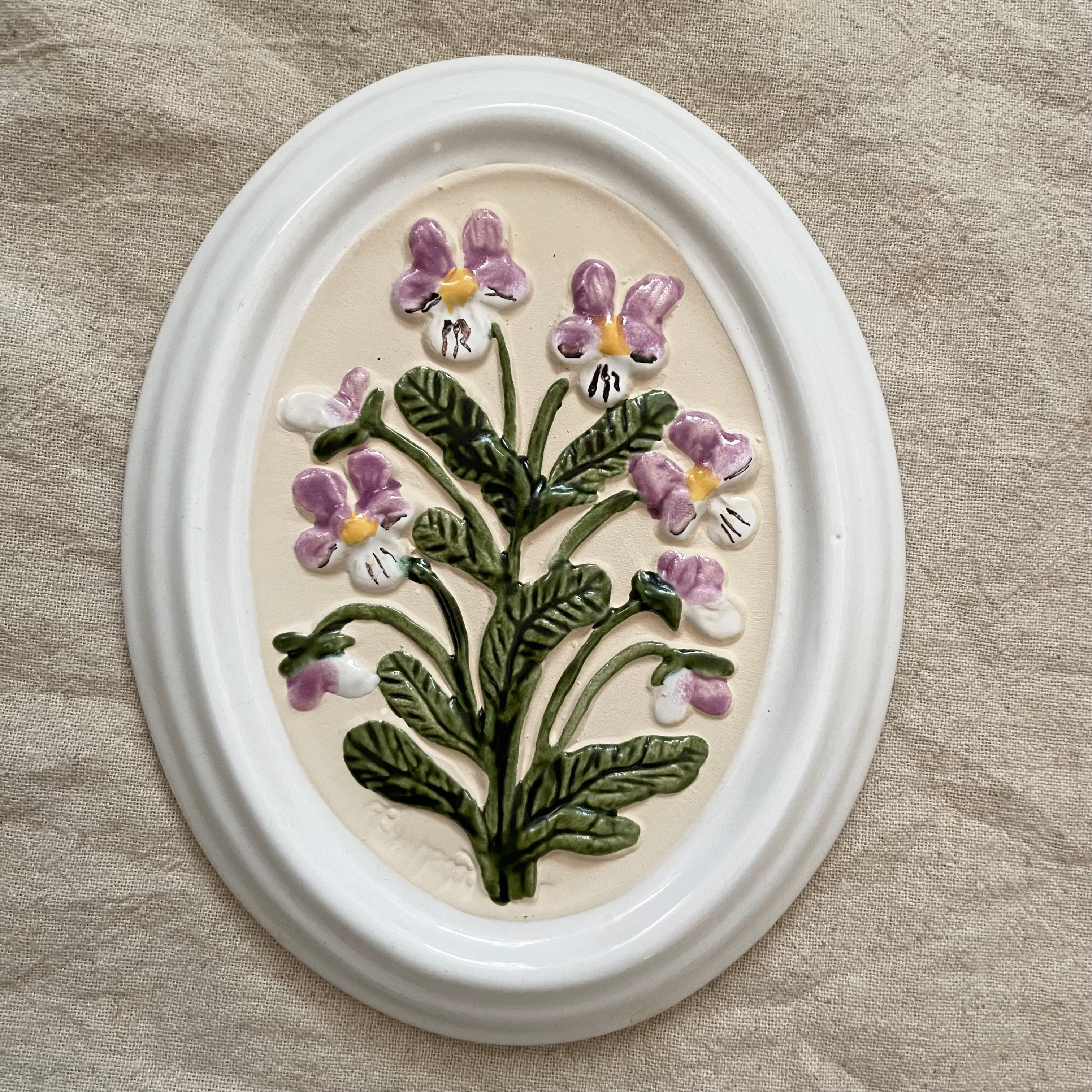 白フチにビオラの陶板