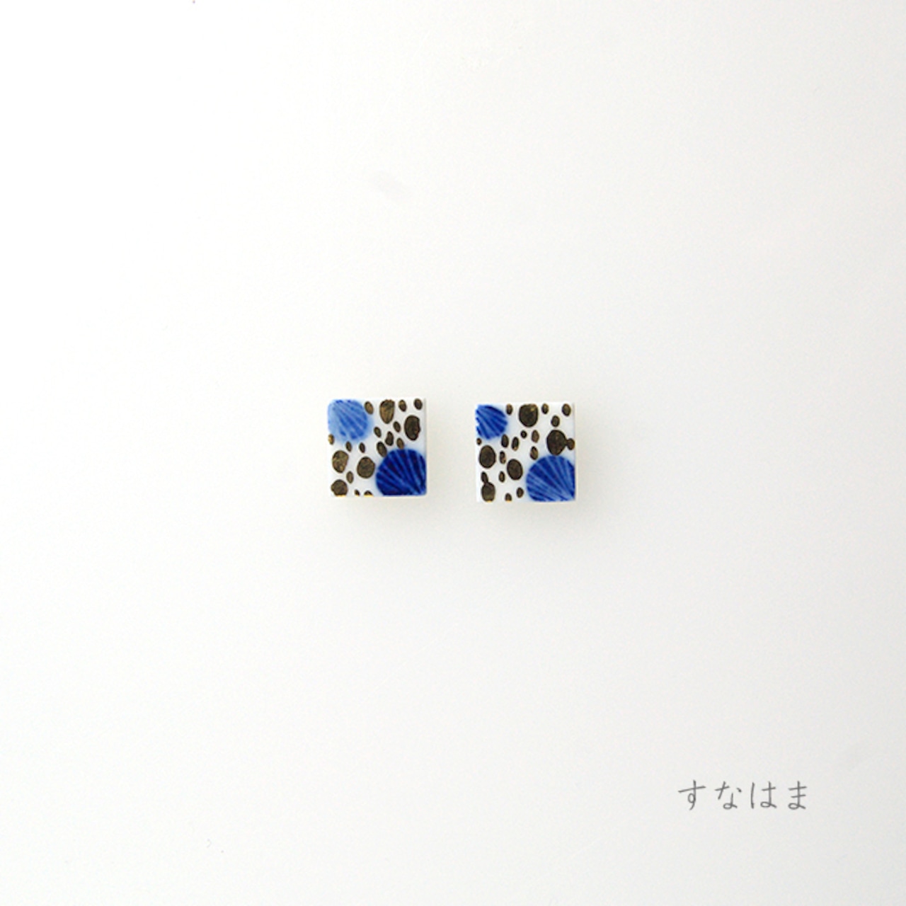 手描きの小さなタイル ピアス/イヤリング