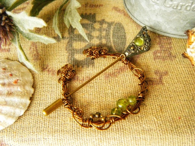 ペリドットのケルティックブローチ